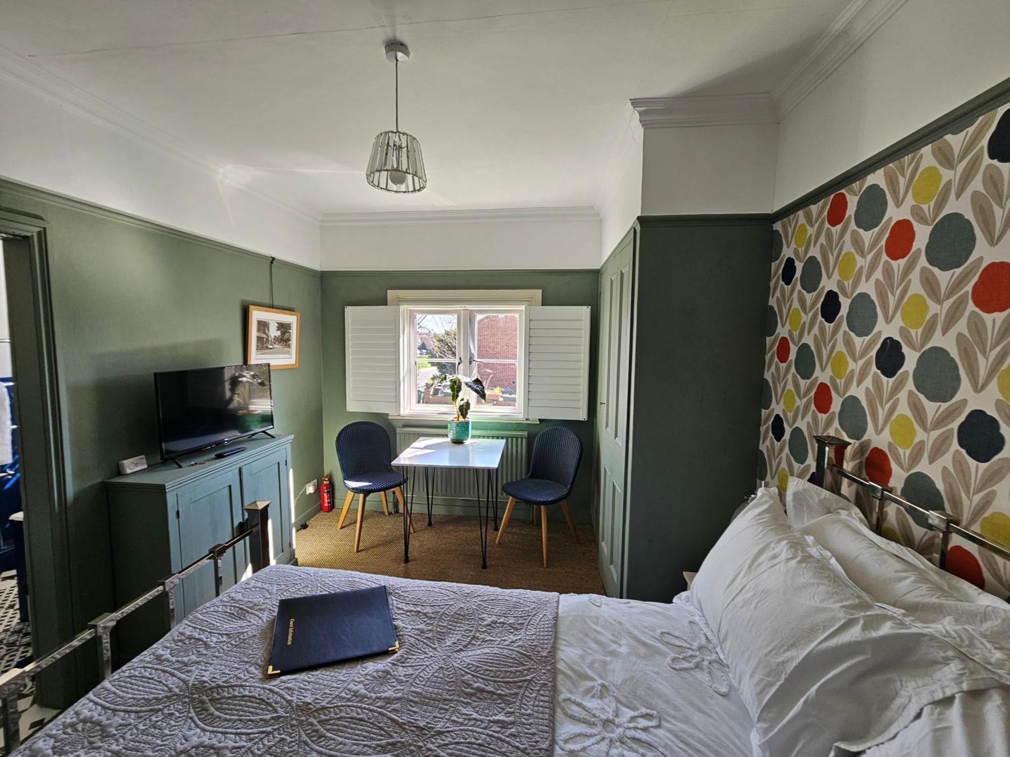 The Lodge Stanwell ภายนอก รูปภาพ